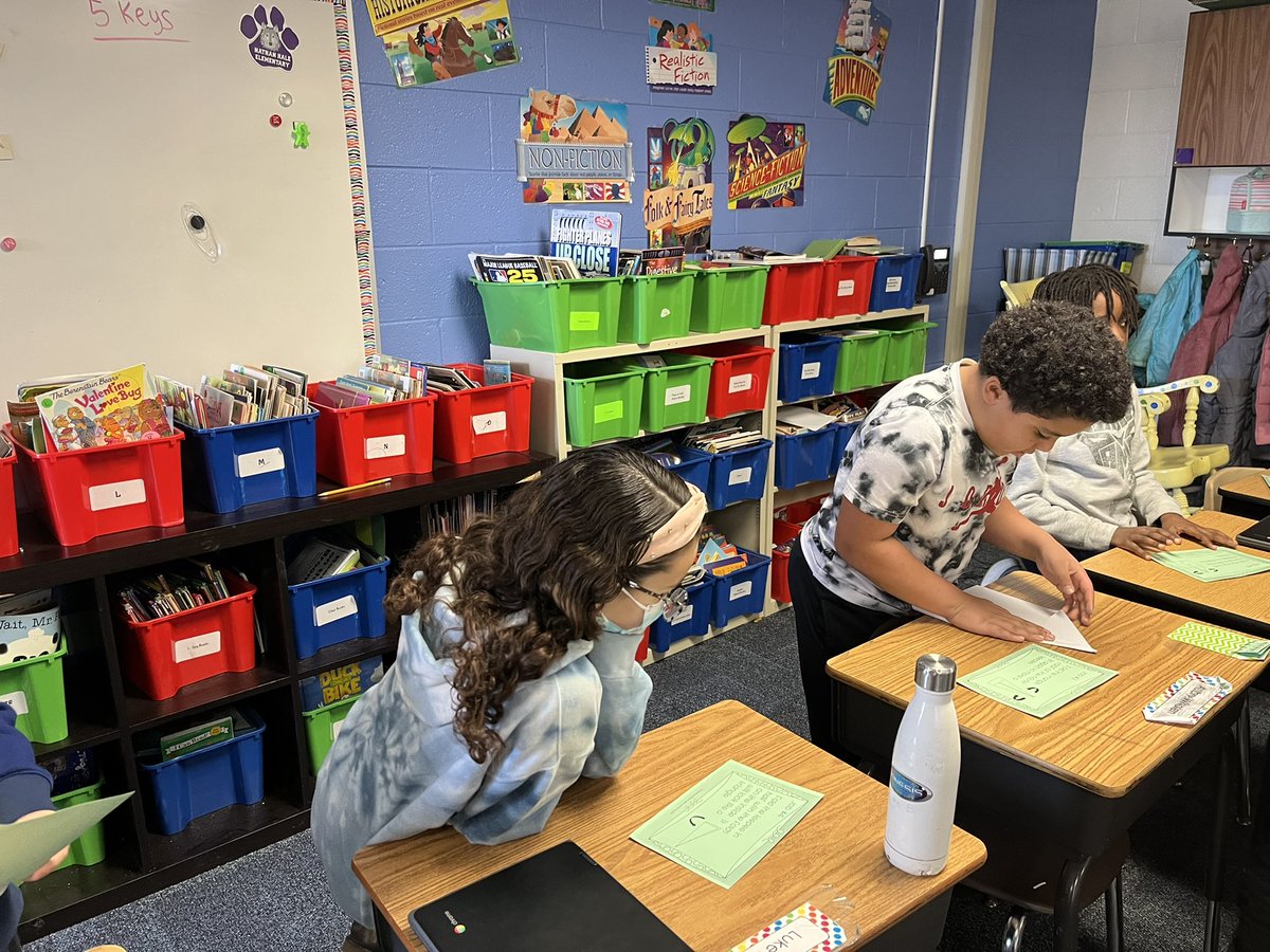 MesserMallory's tweet image. Today we learned about assembly lines and then participated in one by making paper airplanes! #HalePackStrong #funinsocialatudies #learningisdoing