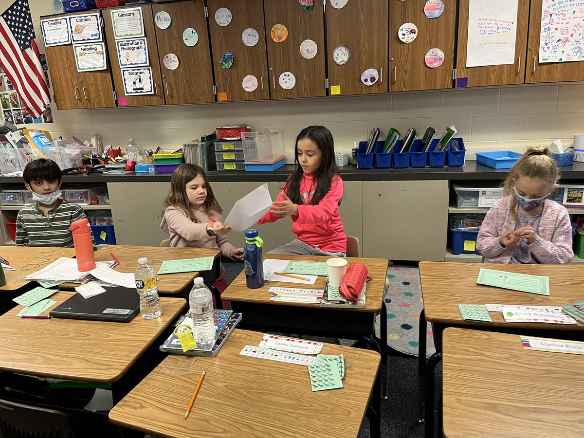 MesserMallory's tweet image. Today we learned about assembly lines and then participated in one by making paper airplanes! #HalePackStrong #funinsocialatudies #learningisdoing