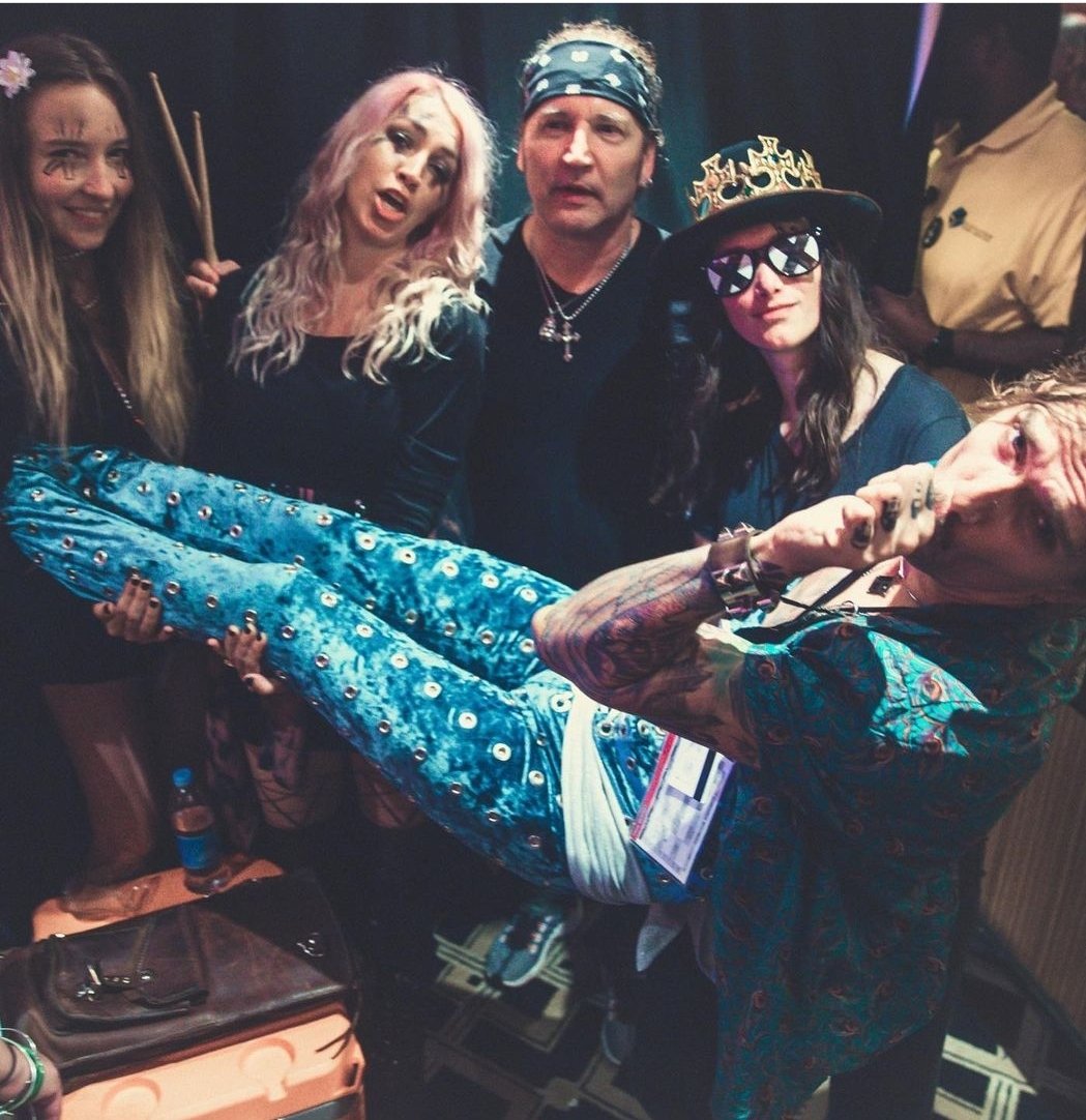 XTheDeadCorpsX's tweet photo. Hey Dead Corps!! It's #ThrowbackThursday again and here's an awesome photo of @thedeaddeads with Eric Singer of KISS and Justin Hawkins of The Darkness!! The tour is getting closer and closer!!! #DeadCorps https://t.co/rBFa0XSCMj