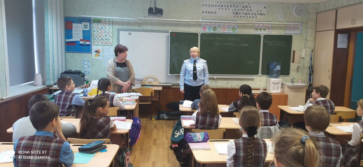 School67samara's tweet photo. 24 февраля инспектор РЭО ГИБДД УМВД России по г. Самаре капитан полиции Некипелова Е. В. в 3 -х кл. провела профилактическую беседу на тему "Безопасность в зимнее время года. Катание с горок" https://t.co/qiYvH7RRls