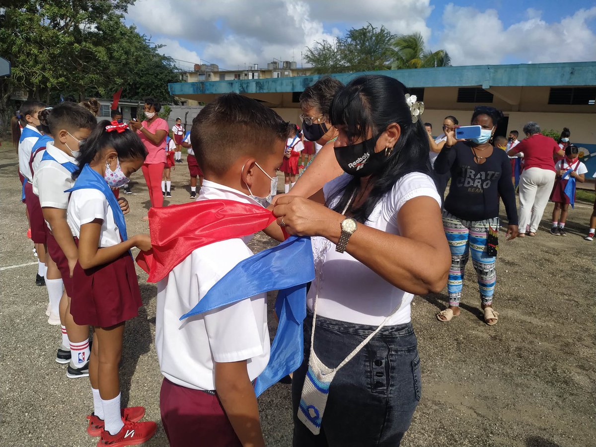 SinRodeo2013's tweet photo. Cambio de atributos pioneriles en centros escolares de Morón... https://t.co/yMIAMZKX59 https://t.co/pQRSMW0D8Y