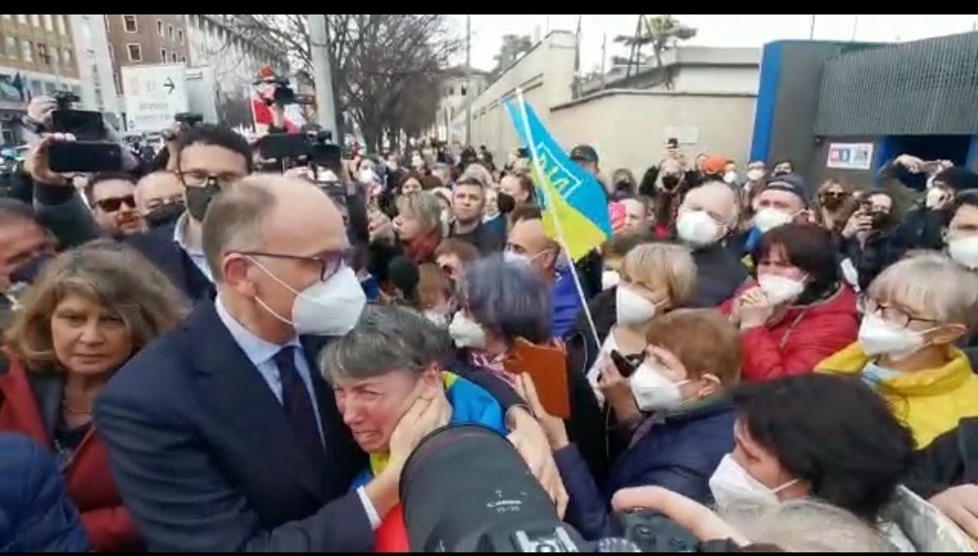 EnricoLetta's tweet photo. Abbracciamo la comunità ucraina italiana. Uniti contro la guerra di Putin e per #UcrainaLibera. https://t.co/AsPQN39qrZ