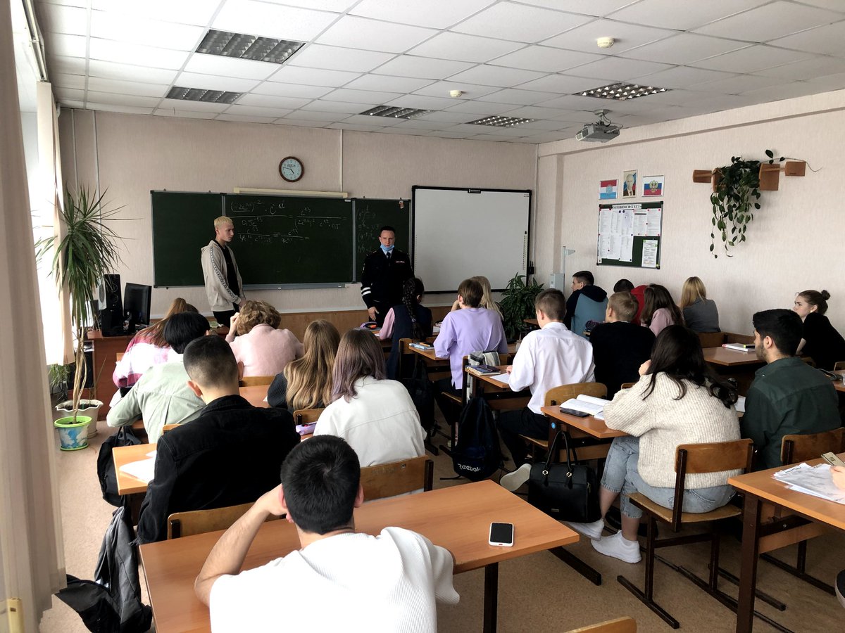 school34samara's tweet photo. В рамках профориентационной работы 24.02.2022г. в 10-11 классах, состоялась встреча с представителями Управления МВД России по г. Самаре. В ходе беседы ребятам была предоставлена информация о получении бесплатного высшего образования. #Школа34Самара https://t.co/q9DGxj95l8