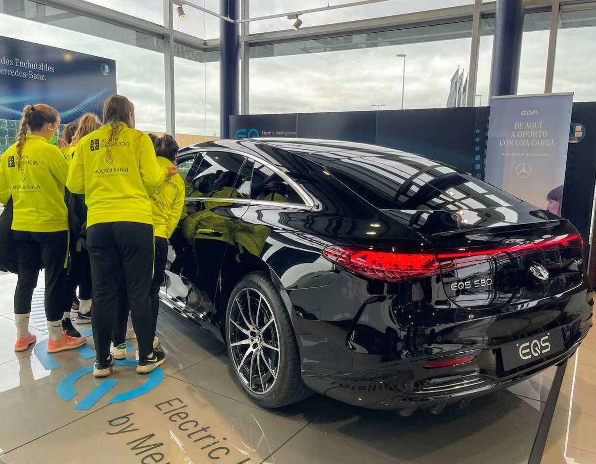 GrupoDitram's tweet photo. Hoxe no concesionario #Ditram @MBenzEspana , tivemos a visita dalgunhas das xogadoras máis o responsable do @pmfriol . Nin que dicir que "alucinaron" co #EQS 580 4Matic , o novo 100 % eléctrico da marca xermana. https://t.co/Uc6sUNfCCL