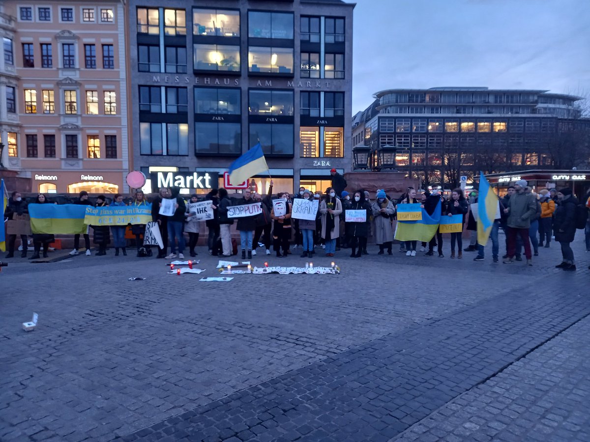 Kundgebund auf dem Markt in Leipzig wird um 18h beginnen. Immer mehr Menschen kommen an in Solidarität mit der #Ukraine. Im Anschluss Demo zum russischen Konsulat.