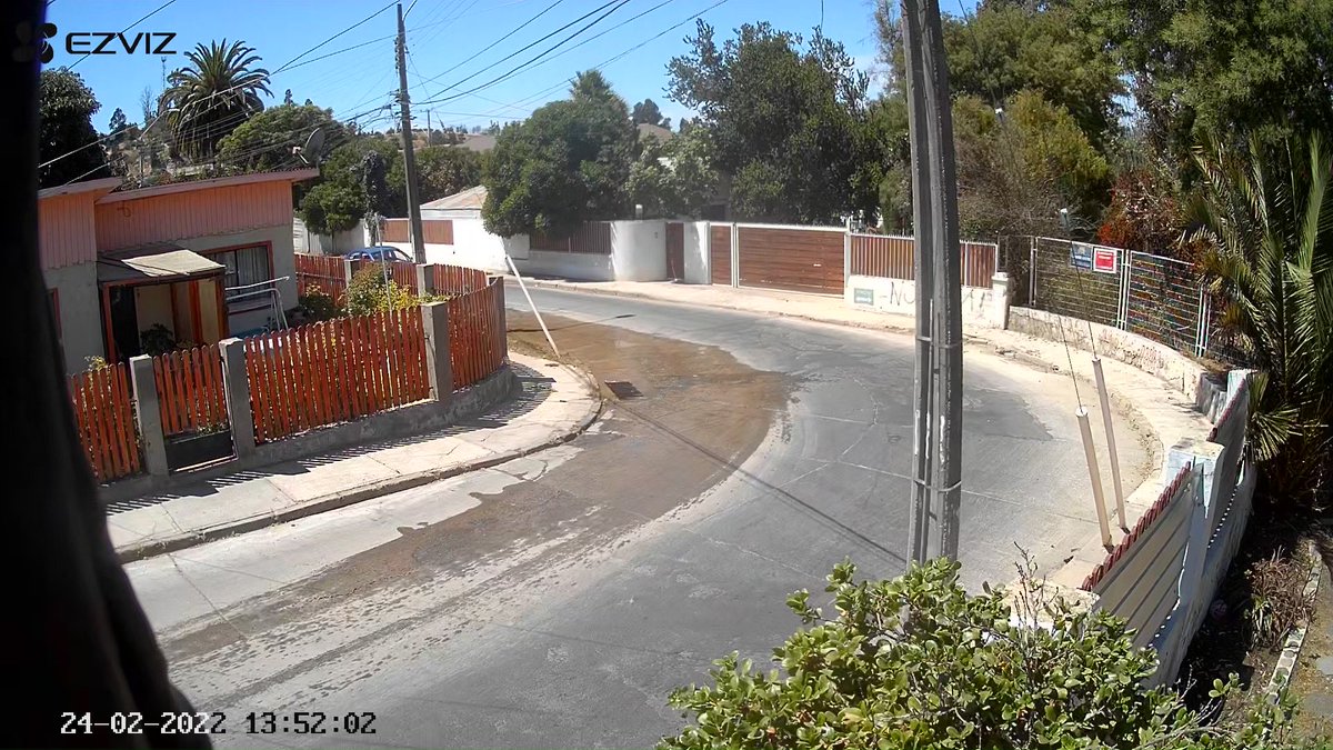 pachecoalfredo's tweet photo. @esval_chile @biobio @reddeemergencia sigue el agua corriendo adjunto foto de mi casa de cómo corre. Es impresionante cómo  tienen recursos para corta el agua cuando los clientes no pagan , pero no para cuidar el agua , que dicen que tanto se preocupan , es solo un discurso para  lavar imagen https://t.co/G3XwR2j8ak