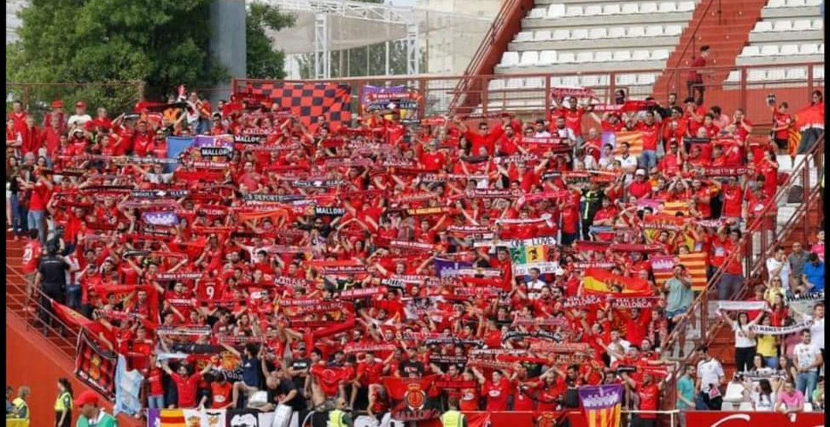 MMallorquinista's tweet photo. Aquest dissabte tothom amb la seva bufanda a Son Moix 🏟️

En sonar l'himne del @RCD_Mallorca a la sortida del jugadors a la gespa, bufandes amunt per crear ambient!! ⚫🔴 https://t.co/xB9rNCQpVx