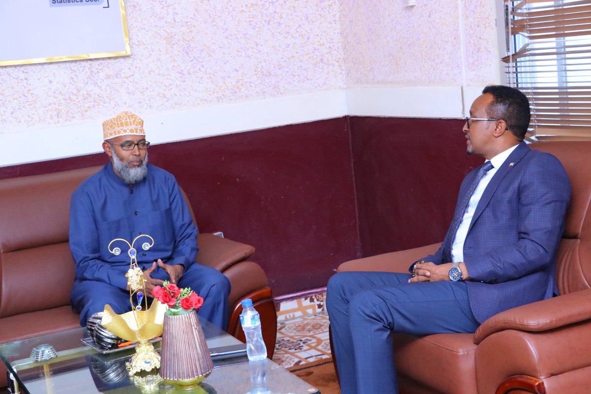 Ali_MohamedJ's tweet photo. Wasiirka Wasarada Xidhiidhka Golayaasha iyo Arimaha dastuurka Jsl iyo Duqa Caasimada Hargeisa Mudan Cabdikariin Ahmed mooge Iyo la kulanka Ardayda Wax ka barta Xarunta barashada dastuurka iyo Wadaniyada jsl @iqracayncayn @SaedAHassan1 @4rukun @AAbdishakur @AbdalaAbdinour https://t.co/d5gyAmbPmV