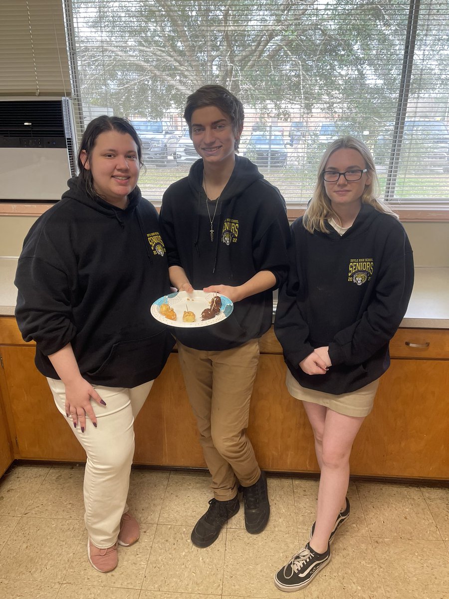 stevenespring's tweet photo. Doyle High Food Science class made some tasty creations in class today. #DoyleHighTigers #Livingston_PPS #LivingstonMADE https://t.co/wZ2rBIhKwQ