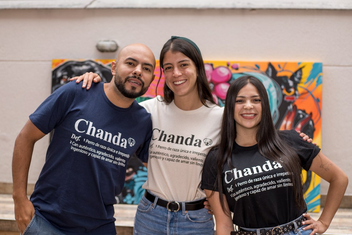 Re-dignifiquemos juntos la palabra CHANDA; la cual describe a los valientes, únicos e irrepetibles perros sin raza 🐕. Esta camiseta ha sido fabricada 100% de material reciclado ♻️, y lo mejor de todo es que CADA camisa nos permite asumir los gastos de 17 Tripulantes 🤩💚.