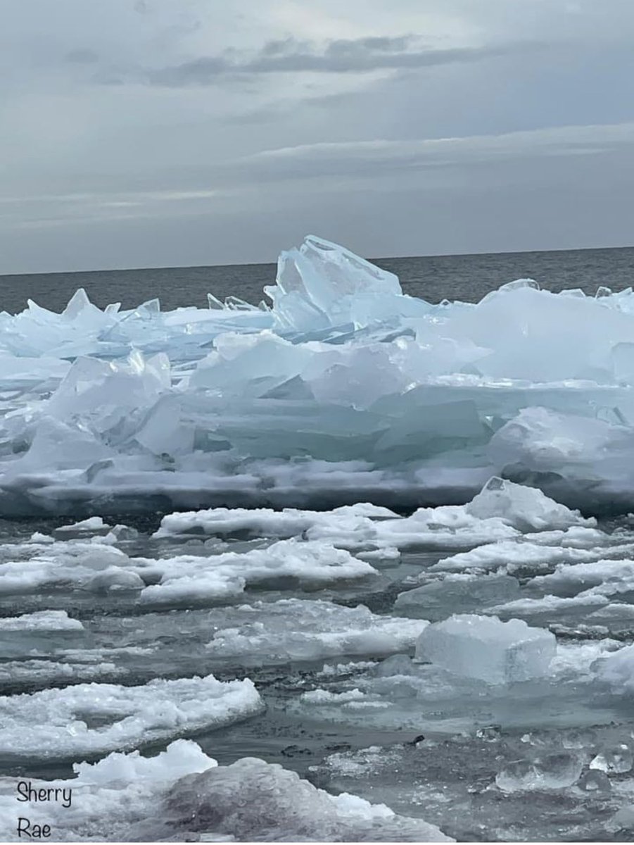 reneer333's tweet photo. Glorious nature - - - ice shards, Lake Superior North Shore Minnesota. #gitchegumee #iceshards #winter #nature #lakesuperior https://t.co/BQXq3jgmDi