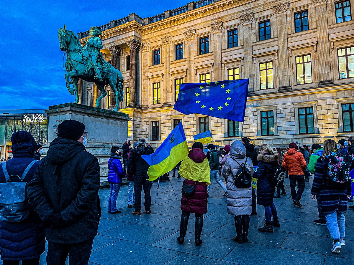 RonnyWildhage's tweet photo. #bs2402 auf dem Schlossplatz in #Braunschweig findet heute wieder eine Kundgebung zum #UkraineRussiaConflict statt.
Ein Redner der „Freie Ukraine e.V.“: „Gestern standen wir noch hier und hatten Hoffnung, die Hoffnung wurde und heute Nacht genommen“. https://t.co/vIIDUx4JvI