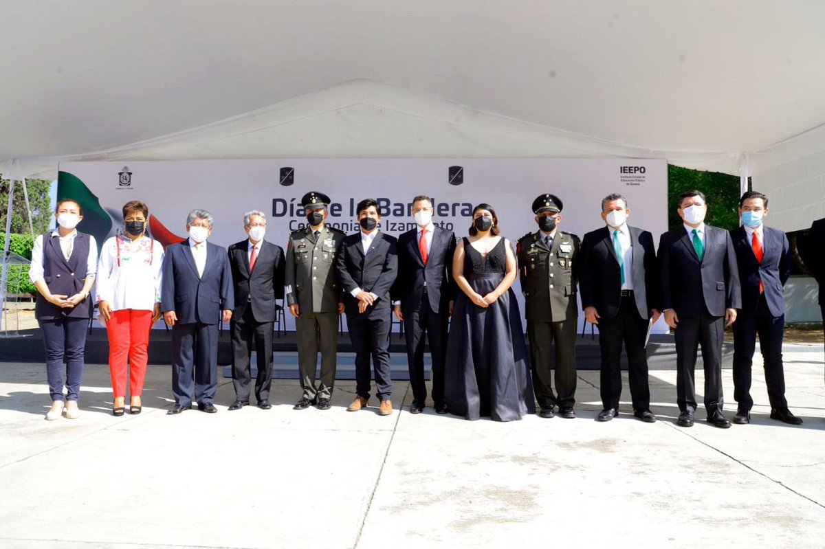 alejandromurat's tweet photo. En Oaxaca y México, la presencia de nuestro Lábaro Patrio nos une; hoy, con mucho orgullo, participamos en la ceremonia conmemorativa de nuestra bandera mexicana, ya que es la manifestación auténtica de nuestros orígenes. ¡Que viva México! 🇲🇽 https://t.co/zOz0nbBlGl
