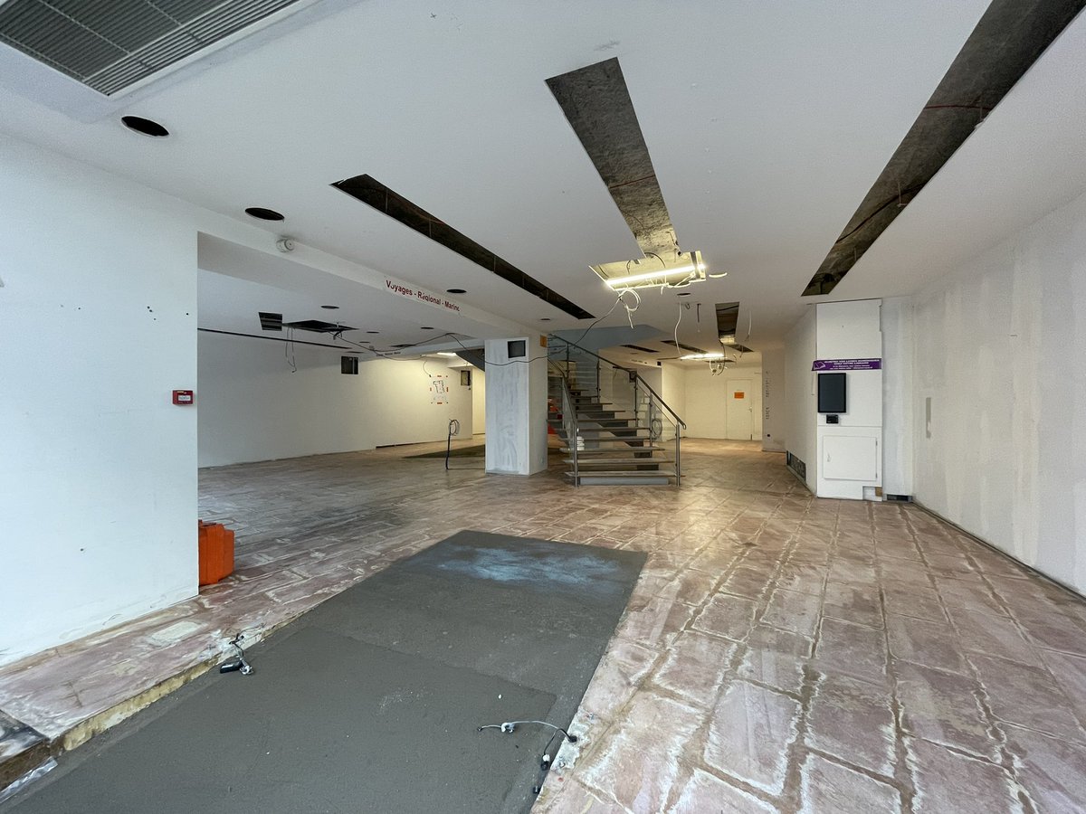 sebastienfagnen's tweet photo. Visite impromptue du chantier de la @LibrairieRyst avec @CoignetArnaud et @ZadigBellot. La librairie historique de la @VilleCherbourg investit pour le plus grand plaisir de ses fidèles clients. Rendez-vous dans quelques semaines pour découvrir son nouveau visage ! #Commerce https://t.co/m8QKrmsrS7
