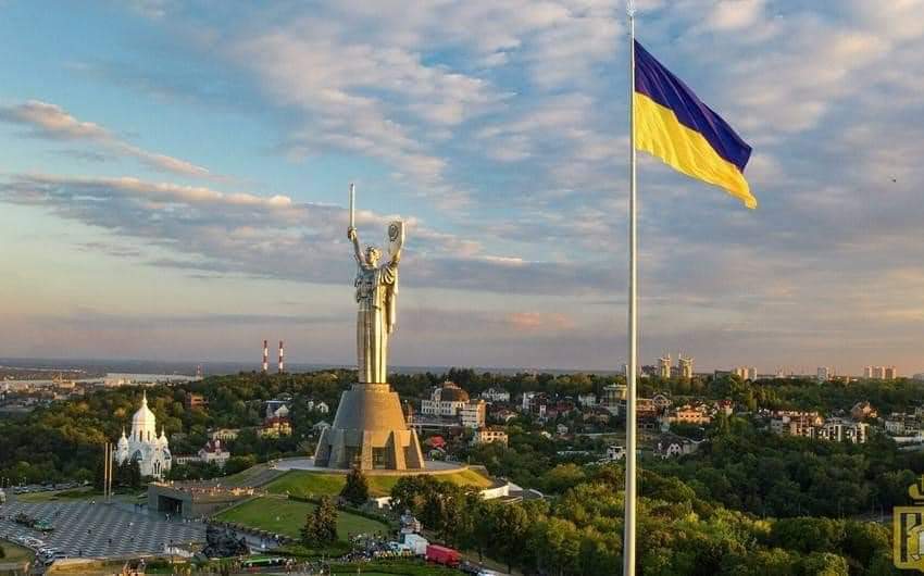 Ukraine. Столица Киев флаг Украины. Родина мать в Украине с флагом. Украина. Флаг Украины Стелла Киев.