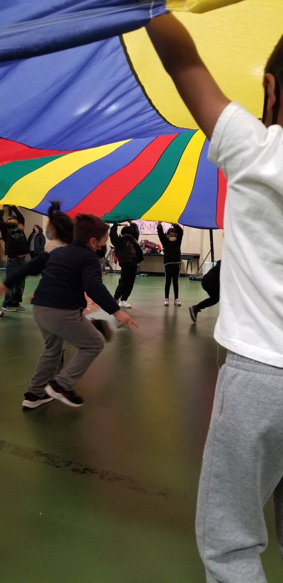 WEwildcatPE's tweet photo. @WilsonES_AISD 1st grade students engaging in parachute fun in gym class.  Developing teamwork, cooperation, and listening skills.  @JonathanKegler @DrCrystalWatson @AldineAthletics @drgoffney https://t.co/AU8087JhVb