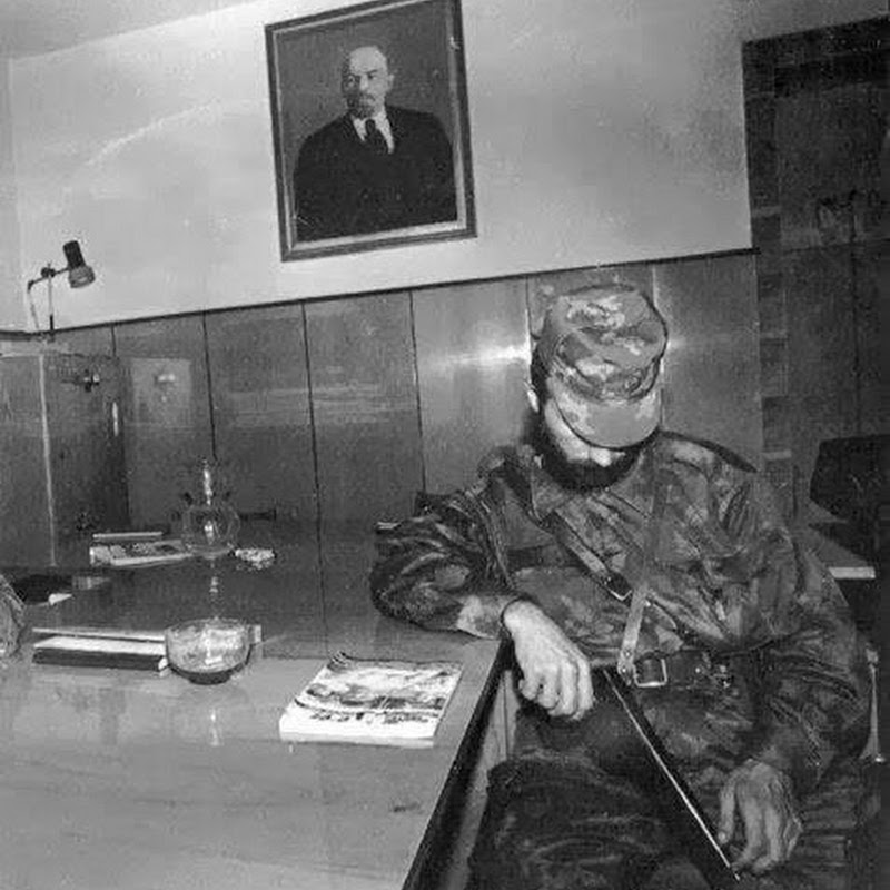 (1991) Şamil Basayev, ele geçirilen KGB Ofisi'ndeki Lenin tablosu önünde poz veriyor..