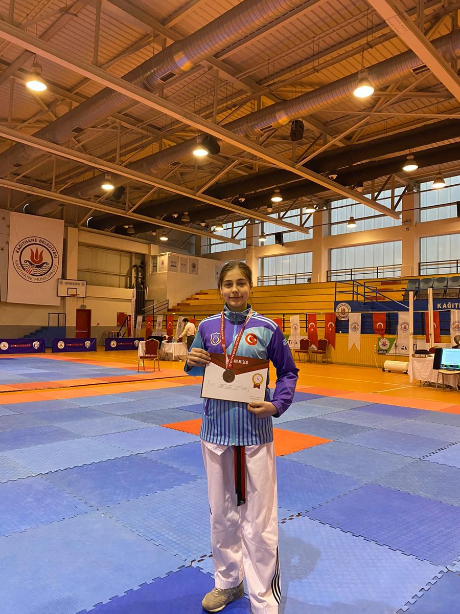 bpasabelediyesi's tweet photo. @baygemgenclik öğrencimiz Eylül Sav, Kağıthane'de düzenlenen ortaokullar arası Taekwondo şampiyonasında 887 sporcu arasında 55 kg kategorisinde 3.oldu 🥉
Seninle Gurur Duyuyoruz Eylül!

Sporun ve sporcunun başkenti Bayrampaşa 🏅🏆 https://t.co/swWau5BBP7