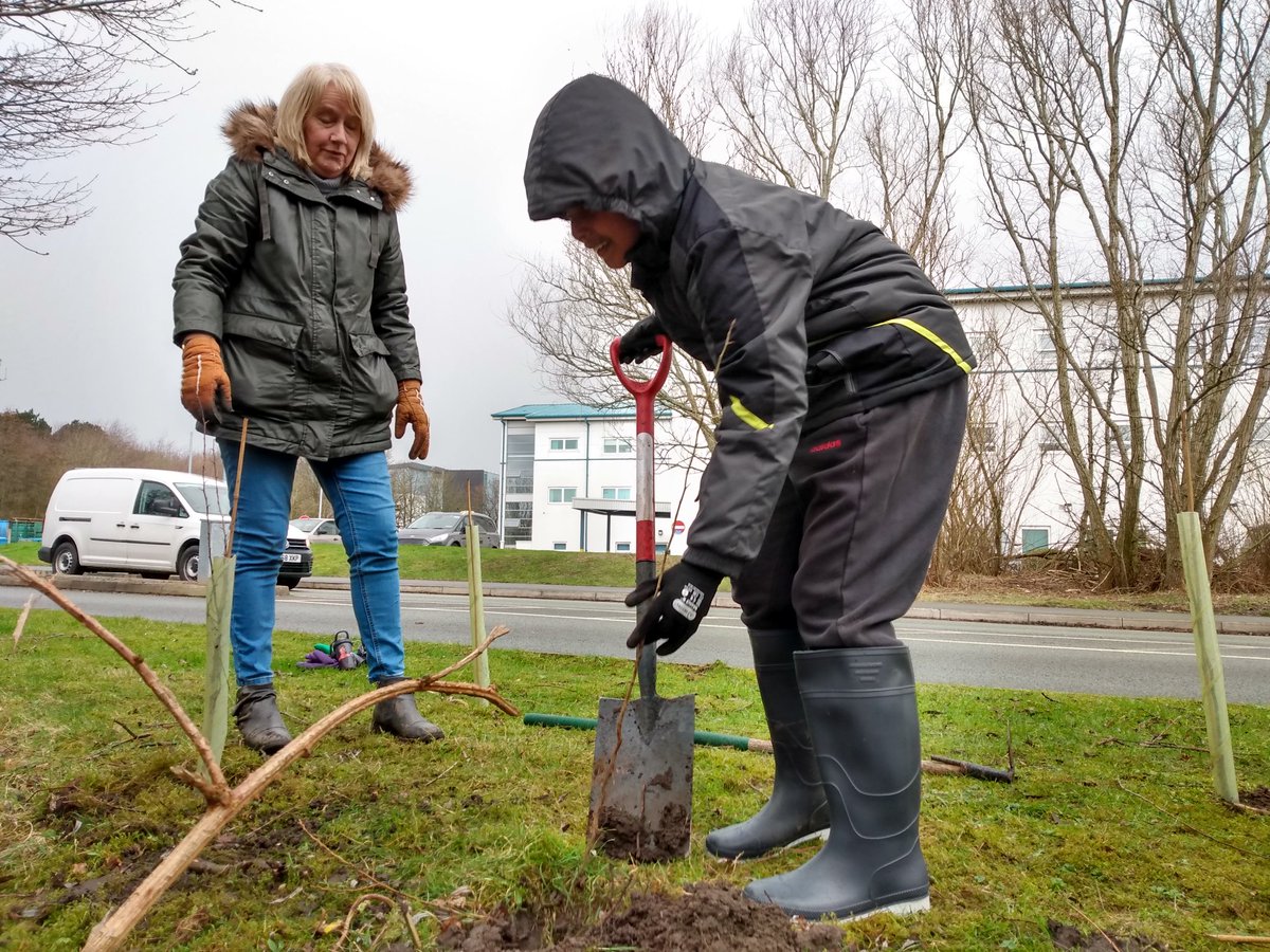 FionaMegarrell's tweet photo. Smashing job done by 14 volunteers today in the hail and snow! 
Lots of hedgerow species planted turning a nuisance area into a wildlife haven 👏👏👏 Thank you @EITC !
@LivHospitals @GreenerLUHFT @LuhftWellbeing https://t.co/iRyzhyLyWR