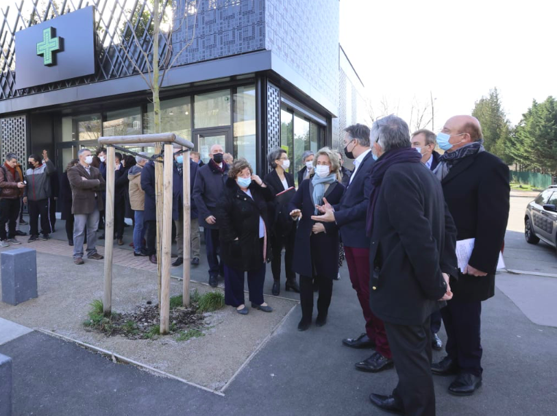 Je suis heureuse d'avoir inaugurée le centre commercial du Colvert ce matin. Cet espace qui regroupe 9 commerçants représente la 1e étape vers 1 transformation complète du quartier.
▶améliorer l'offre de commerces
▶renforcer les services de proximité
▶améliorer la tranquillité