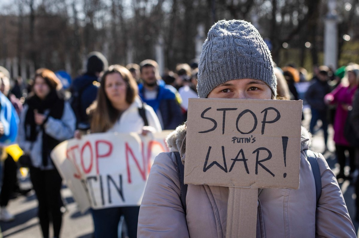 VICEWorldNews's tweet photo. Anti-war protests have broken out in multiple countries around the world in response to Russia’s invasion of Ukraine.

People have held demonstrations in the UK, France, Japan, Germany, Turkey, Italy, Lebanon and elsewhere. https://t.co/wVxjWnMhvh https://t.co/oMUZYbmtg0