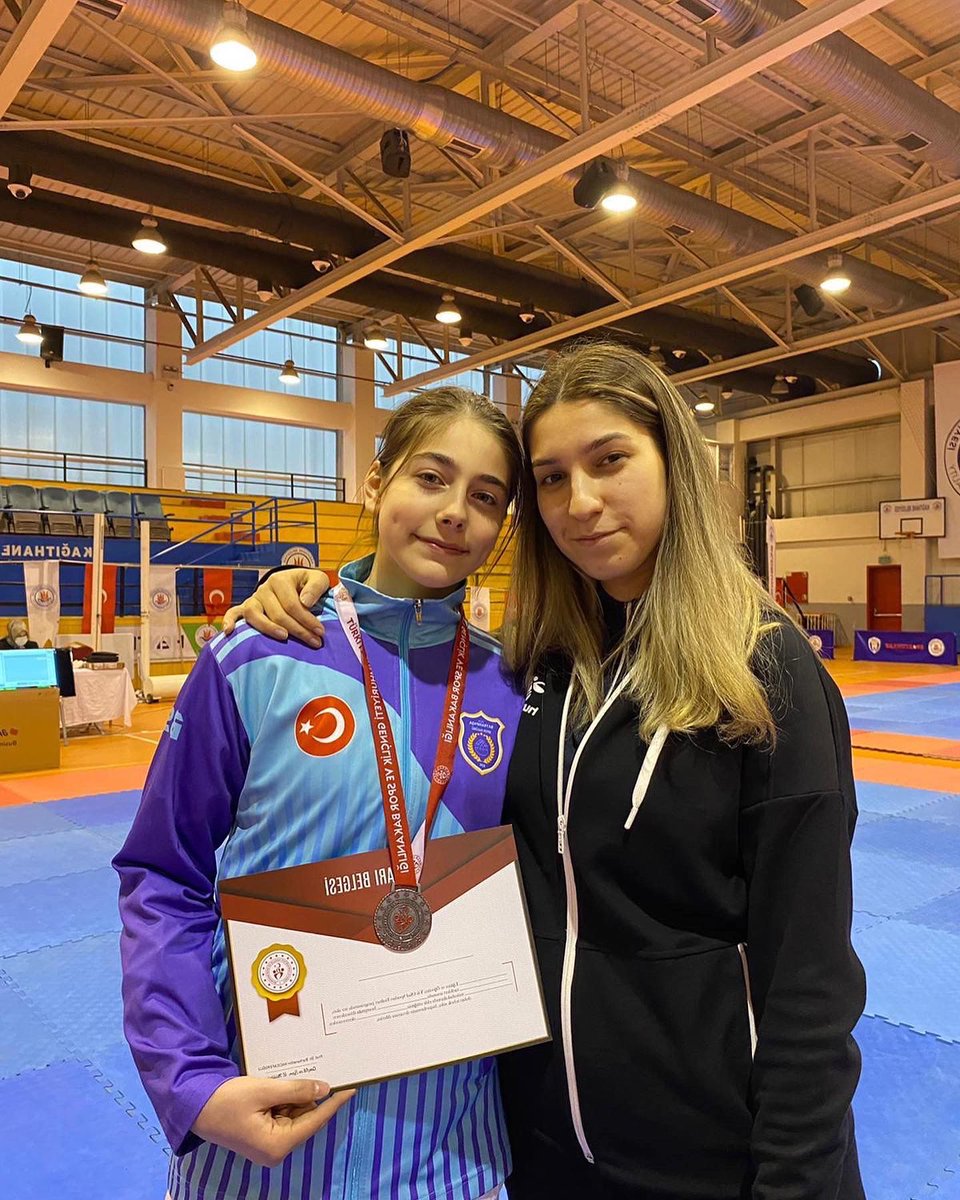 bpasabelediyesi's tweet photo. @baygemgenclik öğrencimiz Eylül Sav, Kağıthane'de düzenlenen ortaokullar arası Taekwondo şampiyonasında 887 sporcu arasında 55 kg kategorisinde 3.oldu 🥉
Seninle Gurur Duyuyoruz Eylül!

Sporun ve sporcunun başkenti Bayrampaşa 🏅🏆 https://t.co/swWau5BBP7