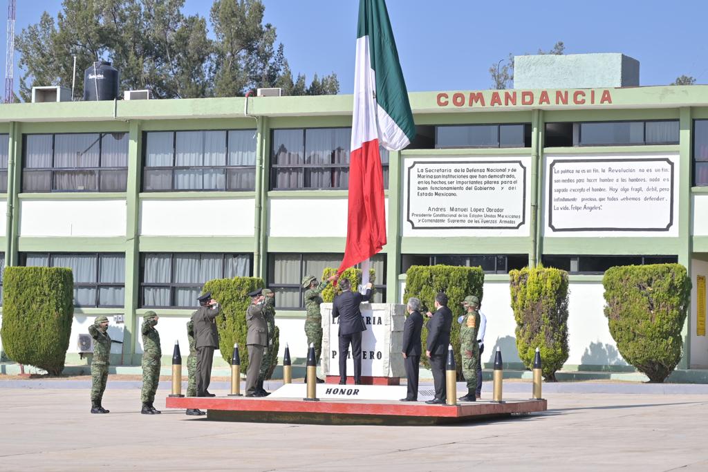 LOPEZSORROZA's tweet photo. Asistí a la ceremonia de izamiento de bandera, encabezada por el gobernador @alejandromurat, para conmemorar el #DíaDeLaBandera, símbolo de identidad, lucha y libertad.
¡Para mí, es un orgullo ser mexicano! 🇲🇽 https://t.co/ytrLTHq1tR