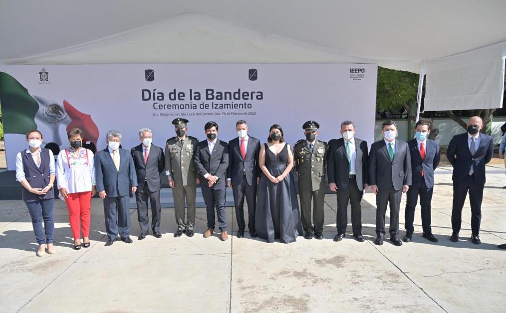 LOPEZSORROZA's tweet photo. Asistí a la ceremonia de izamiento de bandera, encabezada por el gobernador @alejandromurat, para conmemorar el #DíaDeLaBandera, símbolo de identidad, lucha y libertad.
¡Para mí, es un orgullo ser mexicano! 🇲🇽 https://t.co/ytrLTHq1tR
