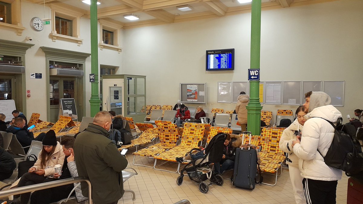 TereskaGut's tweet photo. Punkt recepcyjny na dworcu w Przemyślu pełen. Pociągiem przyjechało około 600 Ukraińcow. Większość z nich jedzie dalej do rodziny, znajomych, studenci do akademików. Kolejny pociąg ma przyjechać po 19.00. Służby spodziewają się kilkuset osób https://t.co/VXWYhw0E8g