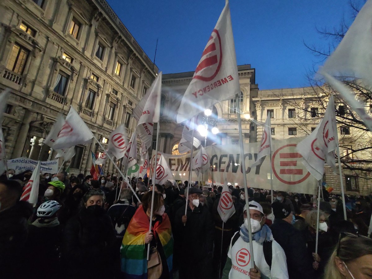 In Piazza della Scala a #Milano per dire NO alla #guerra. Siamo in tanti, ognuno con la propria bandiera, uniti e unite in un'unica richiesta: la guerra non ha senso, giù le armi subito! #24febbraio #RussiaUkraineConflict