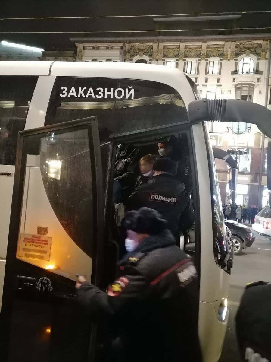 Какой позор. Силовики задержали ДВЕНАДЦАТИЛЕТНЕГО мальчика на антивоенной акции в Питере🙈