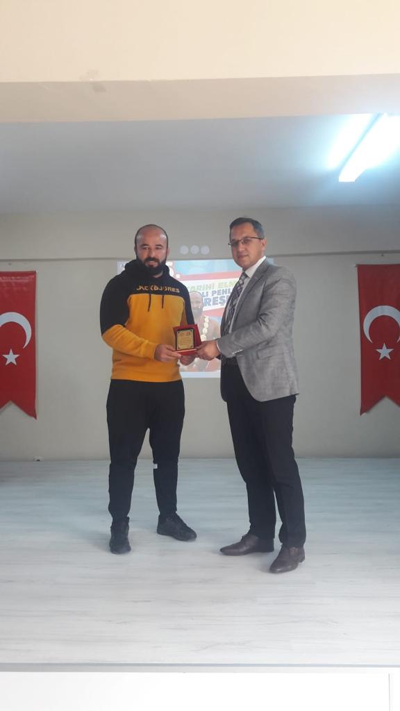 Finike Kaymakamı Zafer Sağ, AHENK Projemiz kapsamında Yuvalı Şehit İsmail Çalkan İmam Hatip Ortaokulu'nda Başpehlivan Orhan Okulu ve antrenörü Kemal Yılmaz, öğrencilerle bir söyleşi gerçekleştirdi.

#Antalya
#Finike
#AHENK