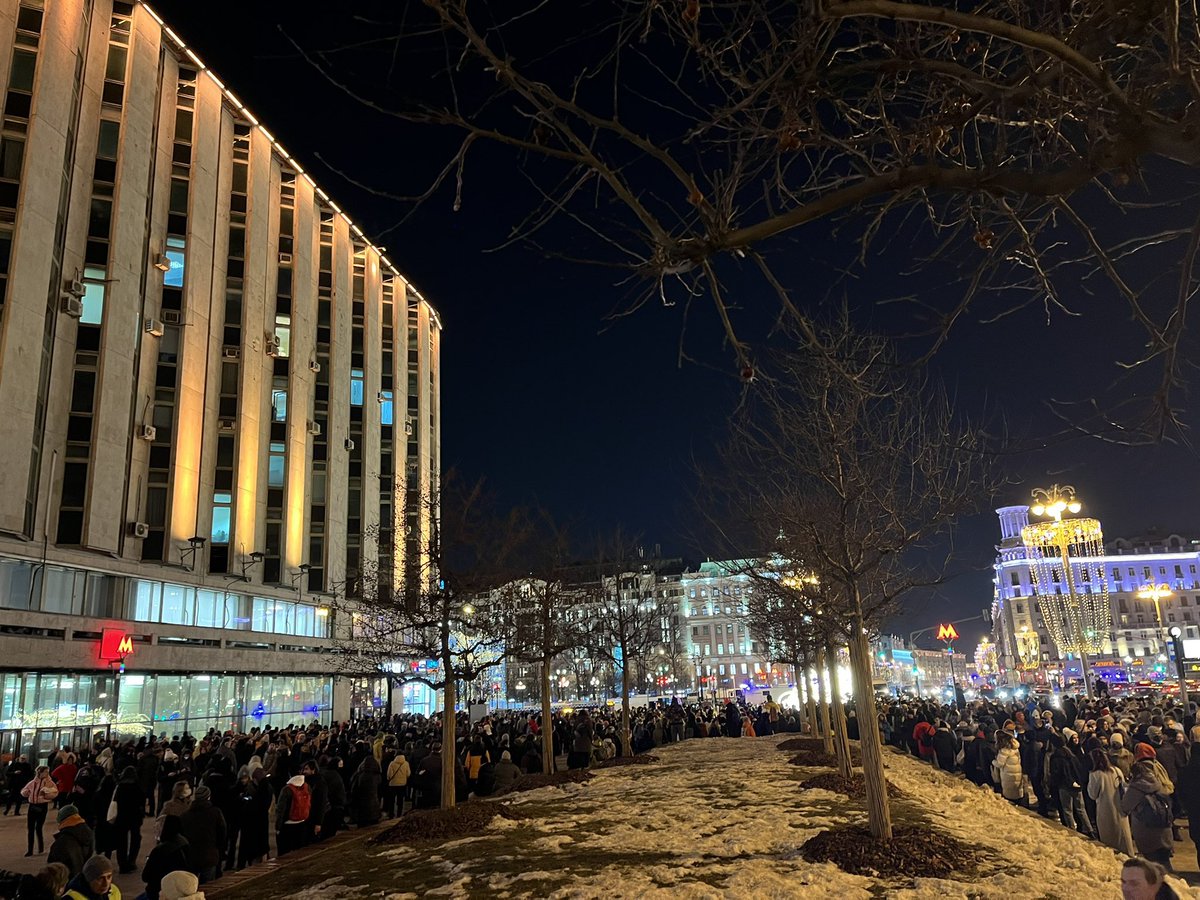 A coragem que estes cidadãos russos têm ao manifestarem-se publicamente contra o Putin e esta invasão.