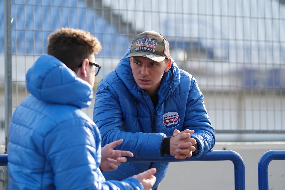 Racesport's tweet image. Succesvolle schouderoperatie voor Bo Bendsneyder, deelname aan het komende week te verrijden eerste Grand Prix weekend in Qatar nog onzeker.

Lees meer: bit.ly/3HjAcYa

#Moto2 | #BB64 | @bobendsneyder | @SAGRacingTeam