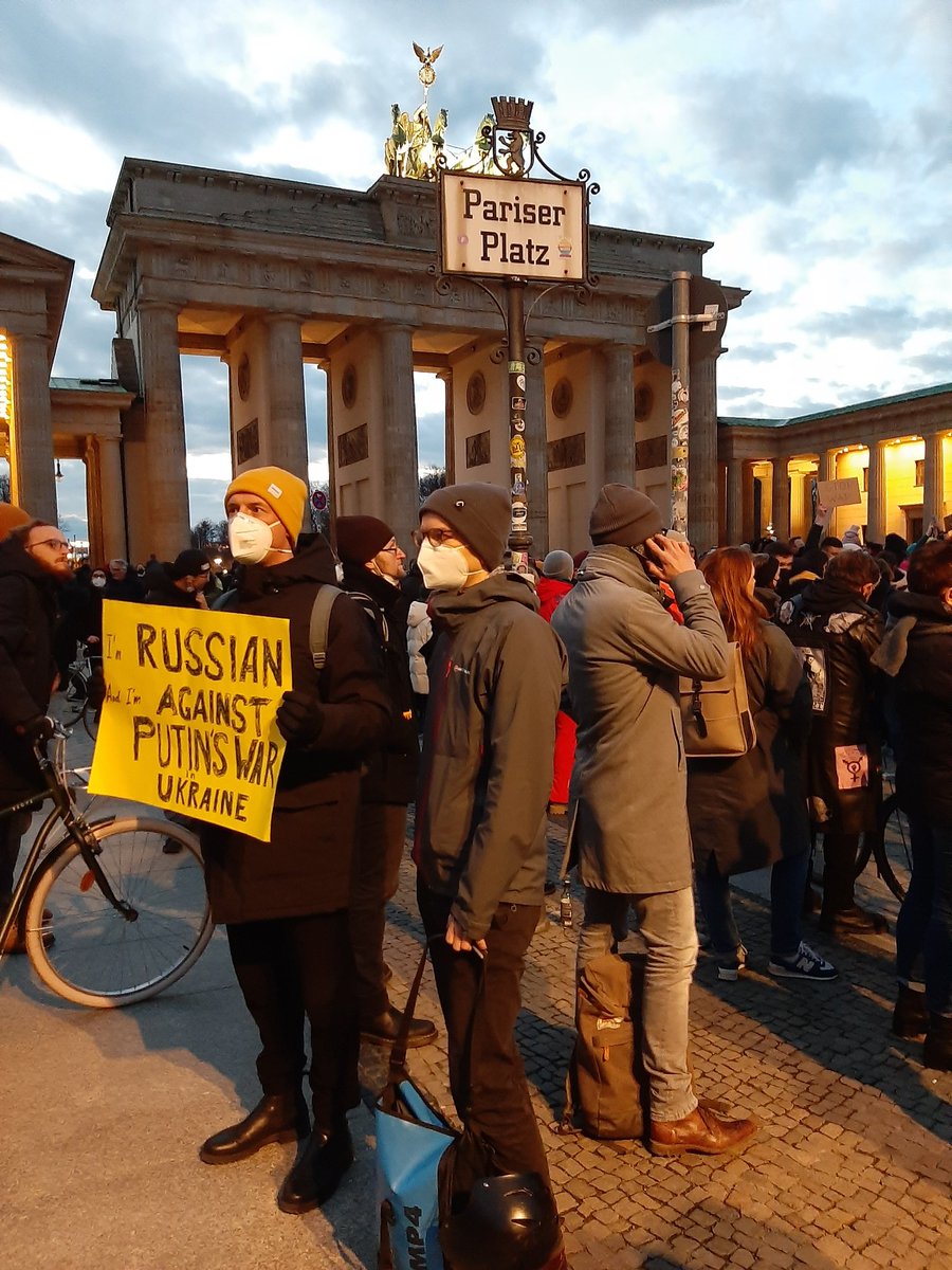 Vor dem #BrandenburgerTor protestieren gerade hunderte Menschen gehen den Krieg. Viele Ukrainer, klar, aber auch Polen, Georgier, Syrer. Und Russen!