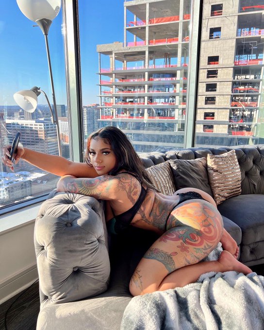 wanna facetime? 📲 https://t.co/pdYTPWLVre