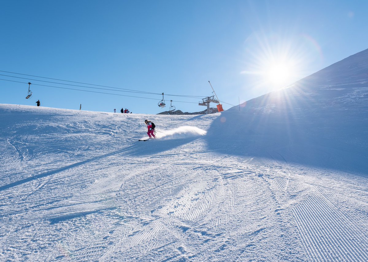 itinera_magica's tweet image. La beauté du domaine skiable du #Dévoluy au soleil des Hautes #Alpes : 100km de pistes pour un domaine familial et accueillant où les panoramas sur les 4 géants du massif sont somptueux.
#MagnifiqueFrance 
📸 @Foehn_Photo #ski