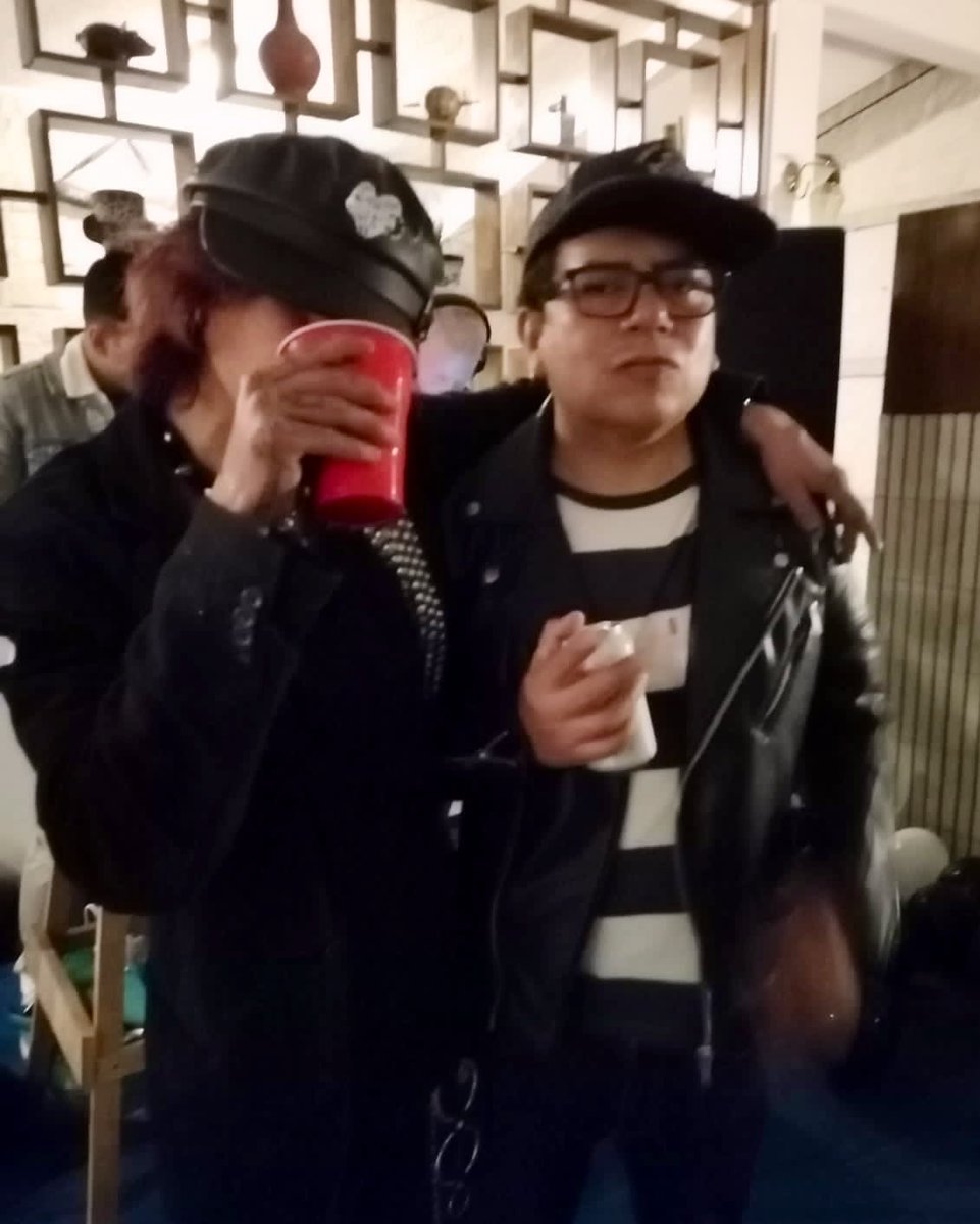 mervin30001's tweet photo. Hice un amigo punk capitalista en la fiesta de #CandelaMobb 🔥 https://t.co/Zx30QNR4DU