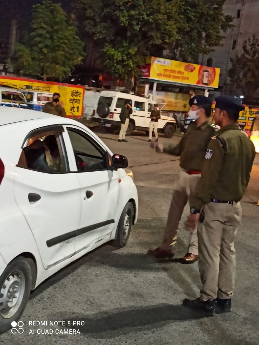 monu_cv's tweet photo. पुलिस कमिश्नरी प्रणाली लगने के बाद परदेशीपुरा पुलिस क्षेत्र में लगातार पैदल भ्रमण और स्थान बदल कर चेकिंग कर रही है जिसका व्यापक प्रभाव देखा जा रहा है। इनसे अपराधों में गिरावट आई है और रहवासियों ने इन प्रयासों की सराहना की है।
@CP_INDORE @dcpindore_zone2 @decentcop @pardeshipura https://t.co/6c2JIa1yKW