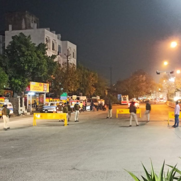 monu_cv's tweet photo. पुलिस कमिश्नरी प्रणाली लगने के बाद परदेशीपुरा पुलिस क्षेत्र में लगातार पैदल भ्रमण और स्थान बदल कर चेकिंग कर रही है जिसका व्यापक प्रभाव देखा जा रहा है। इनसे अपराधों में गिरावट आई है और रहवासियों ने इन प्रयासों की सराहना की है।
@CP_INDORE @dcpindore_zone2 @decentcop @pardeshipura https://t.co/6c2JIa1yKW