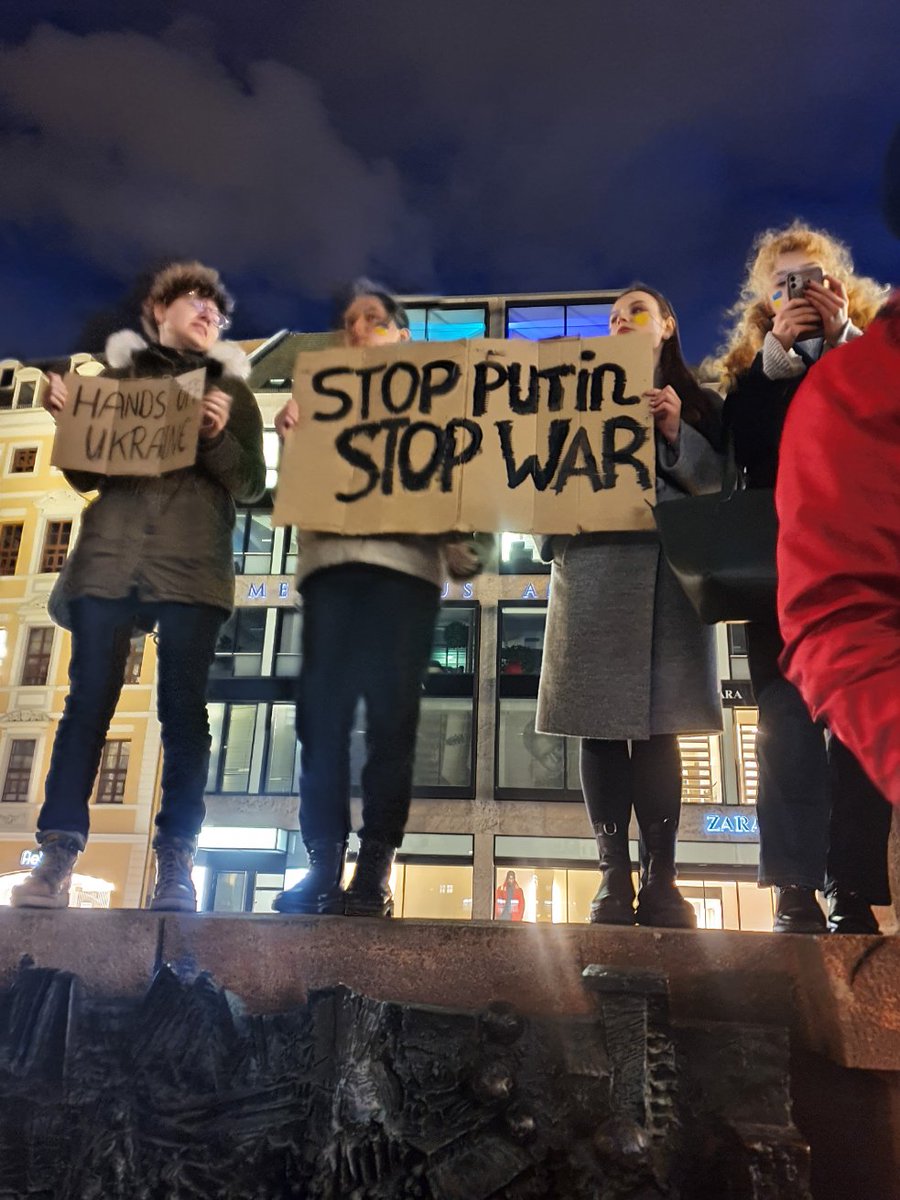 PaulaPiechotta's tweet image. In Leipzig stehen in diesen Minuten tausende Leipziger_innen, Ukrainer_innen, Belaruss_innen, Russ_innen und viele andere auf für Frieden in Europa, in der Ukraine und unserer Partnerstadt Kiew. #le2402 #standwithukraine #Leipzig