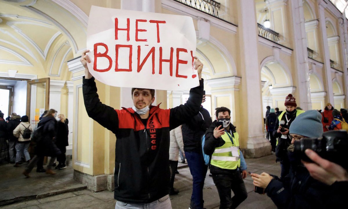 Санкции против спб. Митинги в России 2022. Российские журналисты. Россияне против войны. Митинг 26 февраля.