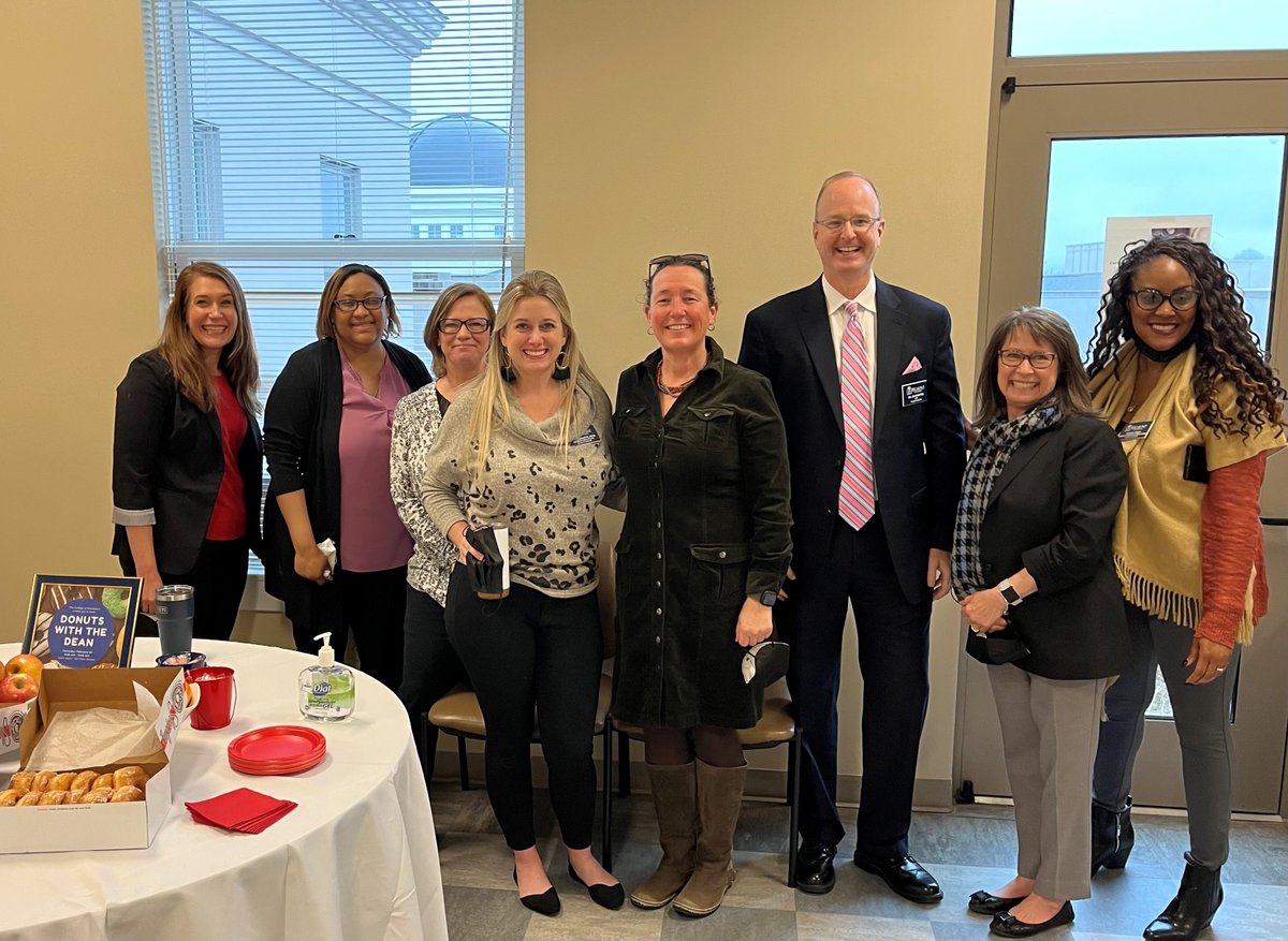 DeanJimMcIntyre's tweet photo. Such a great time at Dounts with the Dean! We are so blessed to have such marvelous students &amp; extraordinary faculty and staff in the College of Education at Belmont University! #ThankYouThursday #LetHopeAbound https://t.co/bX6LKYmAQj