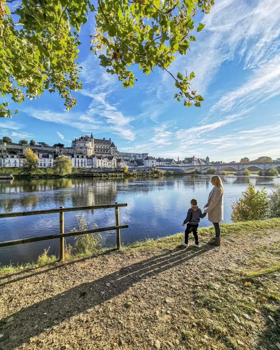 amboisetourisme's tweet image. 😍 Une très jolie photo en famille de nos visiteurs espagnols @viajesdecuentoenfamilia 🇪🇸

🤞 En 2022, #amboise espère le retour de ses visiteurs européens et internationaux

#amboisetourisme #touraine #tourisme #valdeloire #loire #travelfamily #travelgram #instatravel