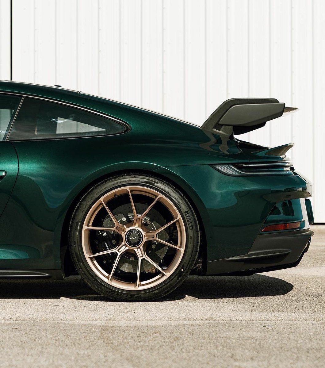 PorscheCIub's tweet photo. Paint-to-Sample Jet Green 992 GT3 https://t.co/mdbKg3KQXP