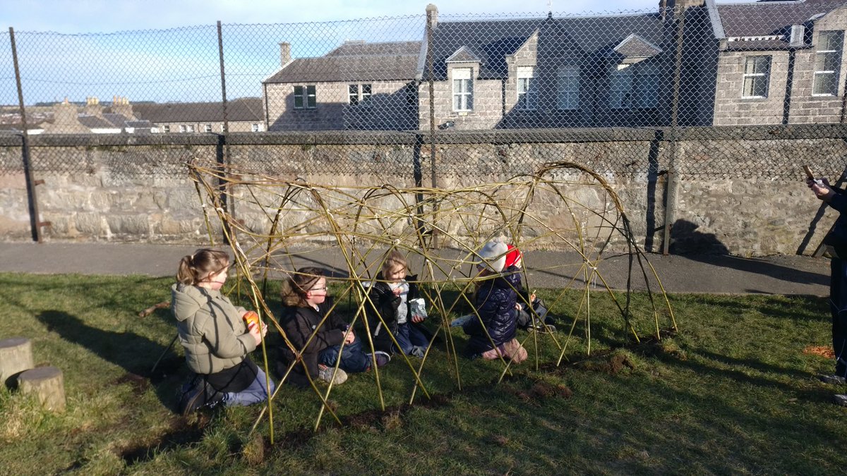 silverhaar1's tweet photo. P3 @woodside_school outdoors checking out what's new with #willowtunnel and #climbingtree and discovering new skills #whittling 😊 https://t.co/jXNLdCoBTv