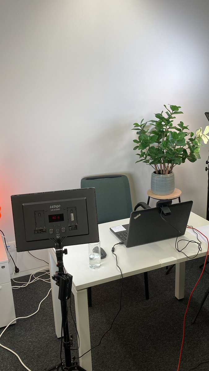 Klaar voor het webinar rond zintuiglijke aanpassingen in de slaapkamer, voor een betere nachtrust. Kon je er niet bij zijn, geen nood, het komt later ook als e-learning beschikbaar 😊 #huishelder