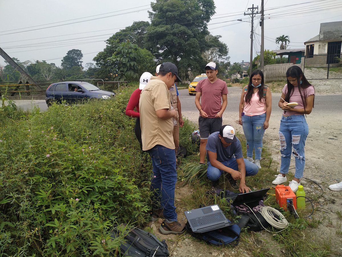 UrkupayawarSA's tweet photo. Con el grupo de Geofísica y Geotecnia GI2G de @u_ikiam estudiamos la estabilidad estructural del puente en la avenida Perimetral de Tena @FiscalizacionAN https://t.co/veTs8uEFQP