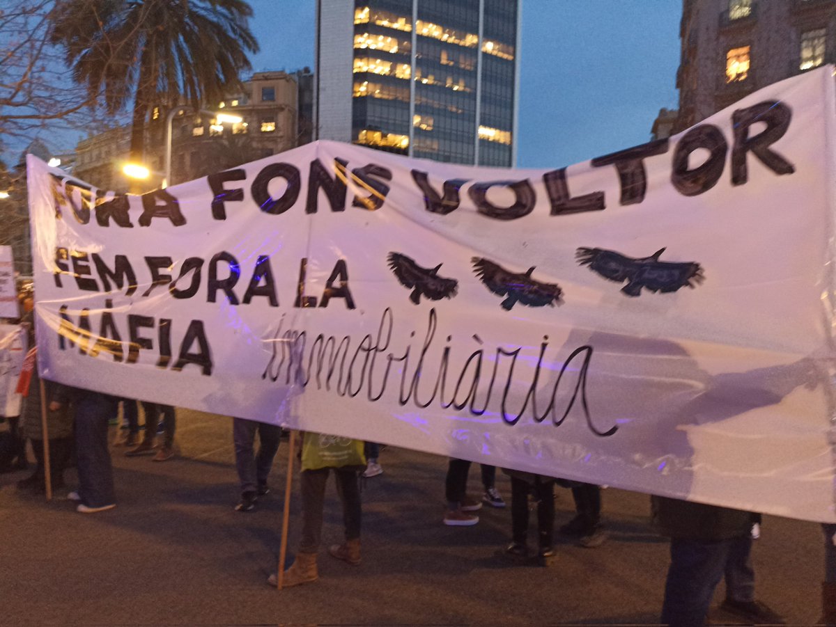 SindicatLloguer's tweet photo. Veïnes organitzades del moviment per l'habitatge ja estem davant del Círculo Ecuestre per cridar ben fort a la Màfia Immobiliària: Fora voltors dels nostres barris! 

#ÚltimBanquet https://t.co/O5MR1fq0EK
