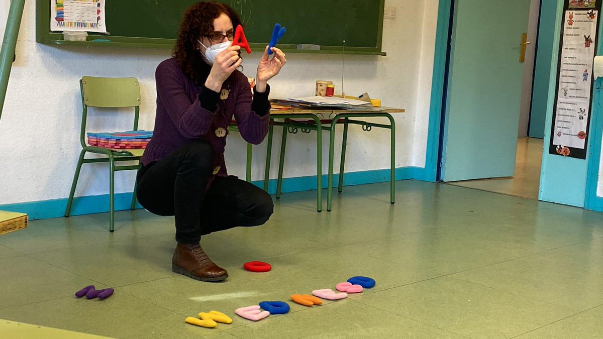profebiolgeol's tweet photo. Segunda sesión de formación en @alonsoberruguet sobre Teaching pronunciation, literacy and storytelling in the English Classroom con Kathryn Escribano. Descubren nuevos recursos educativos para usar en sus clases #LifeinEnglish Program. Here we go! #FormacionCyL @cfievalladolid https://t.co/B8u21uAfgD